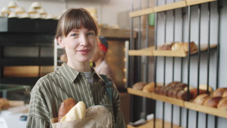 Porträt-Einer-Schönen-Kundin-Mit-Brot-In-Der-Bäckerei